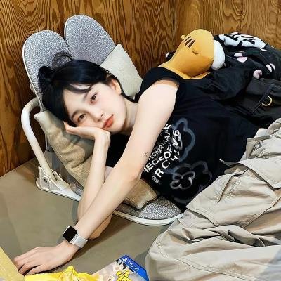 泳池里的女人